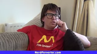 Nerd bekommt ihn für Geld gewichst