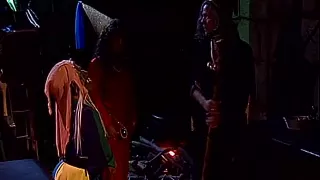 Im Grünen vögelt das Mädel im Burgfräuleinkostüm