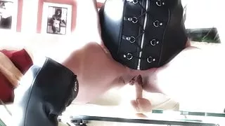 Dildofick auf Glastisch