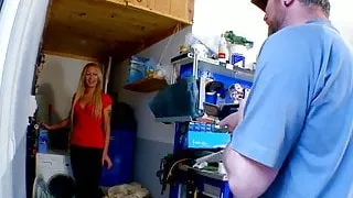 Tamara Dix se tape 3 mecs pour le Mature Tour