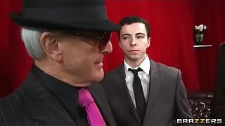 Nuttige blonde und brünette Huren teilen sich einen harten Schwanz