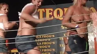 Sexy nackte Mädchen von nebenan tanzen im Nachtclub