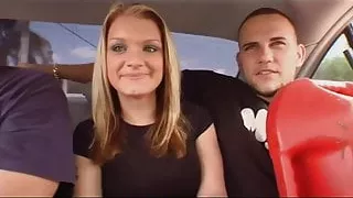 Schüchterner blonder Teenager wird überredet, ein Sextape zu machen