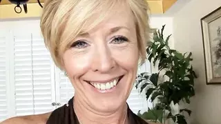 Mature housewife fucks vibrating sex-toy