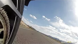 Babe, Große Titten, BH, Brünette Frauen, Erwischt, Öffentlicher Sex