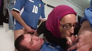 Ils defoncent une beurette a trois dans les vestiaires