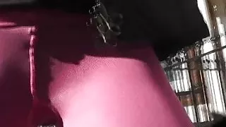 Rosa Strumpfhosen wandern umher