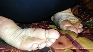 Abbey shows her soles and wrinkles for first time