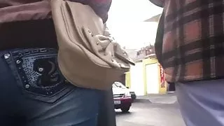 Dos culitos en la parada del RTP