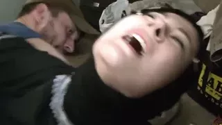 Beurette prise dans un gangbang au fond d un garage