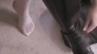 Sasha and Tigger sucking toes in sexy stockings