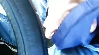 Wichsen mit Navy-Baumwollhöschen auf dem Highway