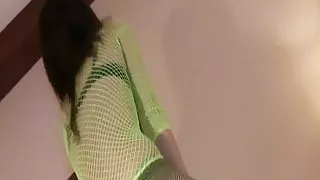 Lola mit Gesicht nach unten und Arsch nach oben in Strumpfhosen