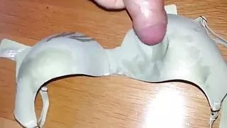 Zweites Sperma auf meinem grünen Cousin Etam BH