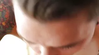 Manroyale Muscle Daddy wird von zwei Twinks bedient