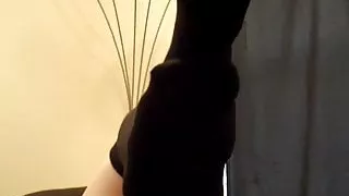 Exotische Teenagerin Danica zieht langsam ihre Socken aus