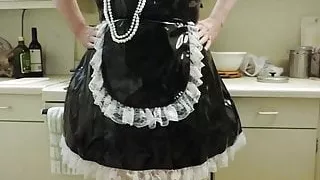 Sissy Ray in PVC-Mädchenuniform in der Küche