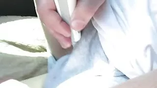 cuminghard in Schuhen und Dildo und Zahnbürste