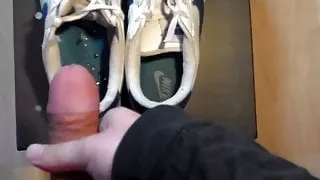 Sperma in den Turnschuhen meiner Frau