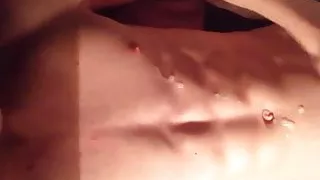 Junge masturbiert seinen großen Schwanz