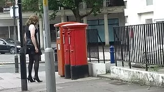Sexy Transvestit masturbiert vor dem Postamt