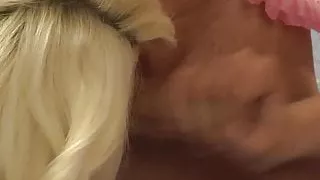 Zwei Schlampen babysitten ein verweichlichtes erwachsenes Baby