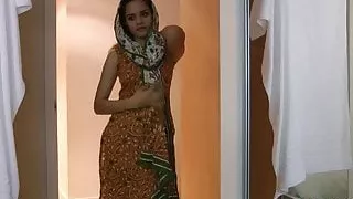 indian sexy beautiful babe Jasmine takes off her bra