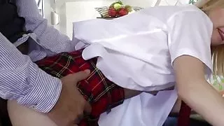 Blondes Schulmädchen wird von altem Mann geschlagen