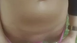 Mädchen nimmt ein Geschenk von einem Freund für den Ehemann.