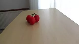 Sperma auf Essen - Tomate