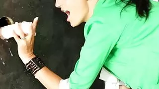 Junge schicke Brünette private Bukkake-Party