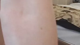 Teen babe gets her cunt fingered while giving handjob