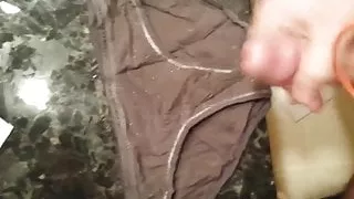 Auf Nachbars Höschen sperma