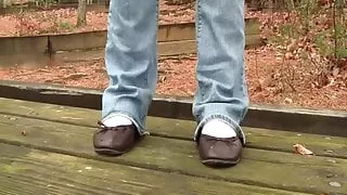 Kat tanzt in braunen Ballettschuhen und weißen Socken