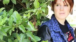 Horny babes have lesbian threesome lick session in bed