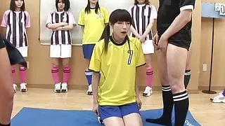 Sexy Teenager bläst auf den Knien zwei Schwänze für das Team