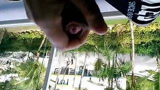 Wichsender Schwanz auf dem Balkon