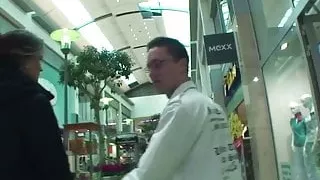 Teeny in der Mall angesprochen und von 2 Typen auf gefickt