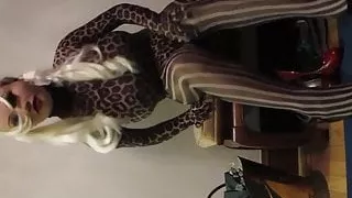 Crossdresser, der Strumpfhosen und Absätze wechselt