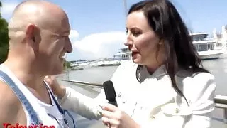 Britische Nachrichtenfrau genießt Hardcore-Fick nach Interview