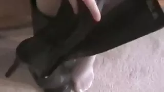 Jessie und Carmen beten Füße in Strümpfen an