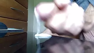 Junger Schwanz wichst mit dickem Sperma