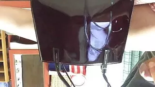 Sperma auf Lackhandtasche