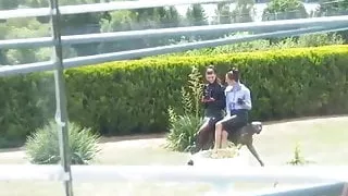 CFNM Euro-Hotties lieben Faustfick in Muschi