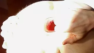 Extrem klaffendes Arschloch in extremem Licht