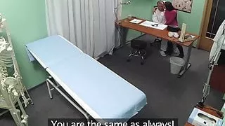 FakeHospital Arzt entscheidet, dass Sex die beste Behandlung ist
