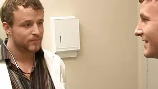 Sexy Patientin wird von schwulem Arzt gefickt