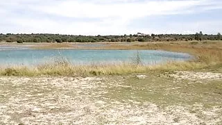 Paseando al perro por el lago.