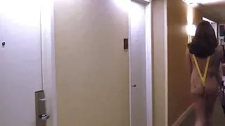 Tätowierte Schönheit und große Rothaarige spielen Strip-Worträtsel