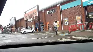 LibbyBabe kauft Glühbirnen bei Halfords